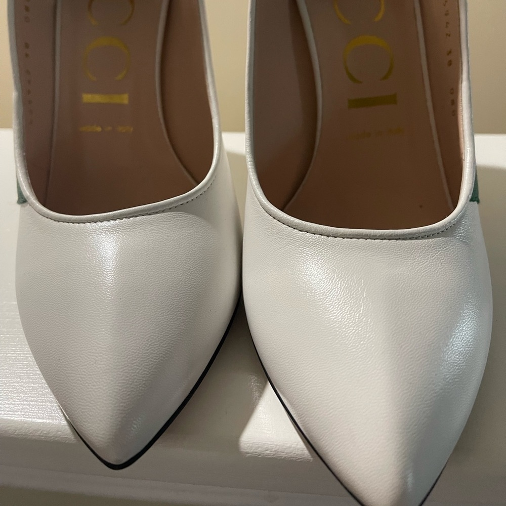 Gucci Heels White with Bee detail - Picture 2 of 6